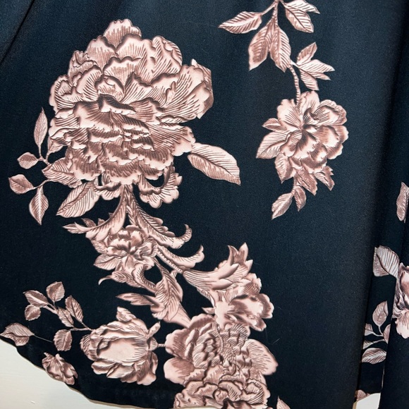 MINKPINK pink and navy floral sleeveless top - Picture 3 of 5